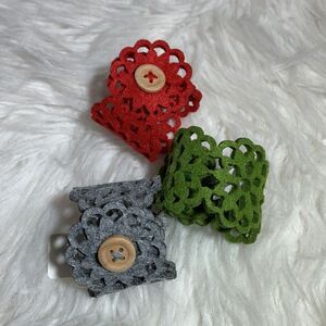 CRATE & Barrel 8 napkin rings  laser cut floral motif button closure NWT